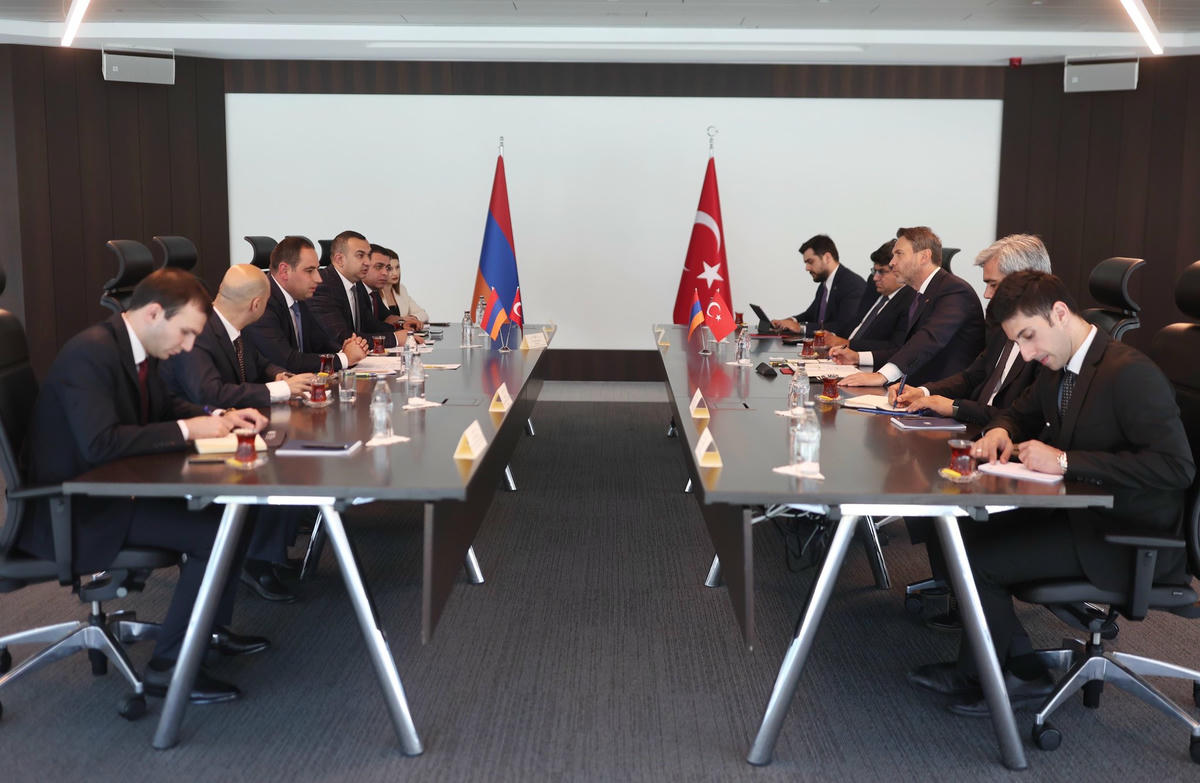 Ermenistan ve Türkiye'den bakanlar İstanbul'da  buluştu